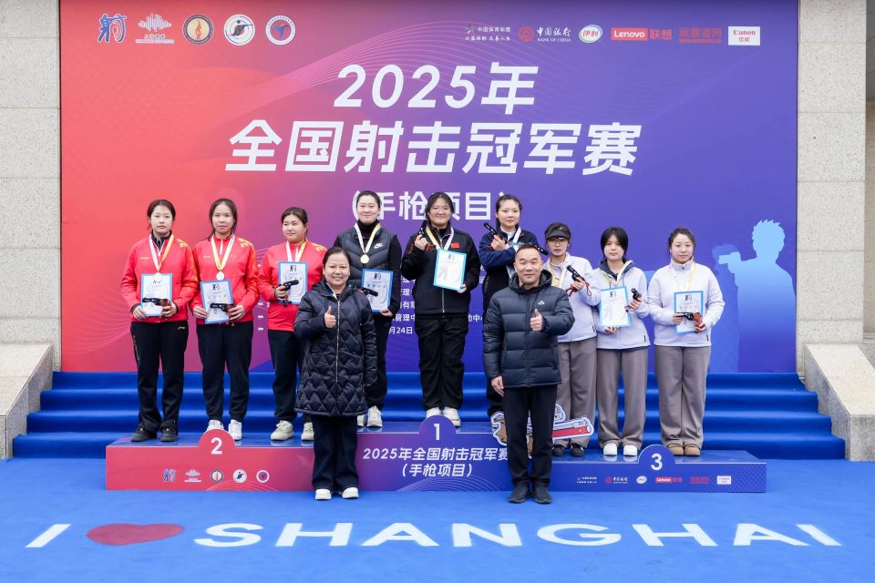 KRACI, UAA, 体金牌赛中 KRACI, UAA, 体金牌赛中